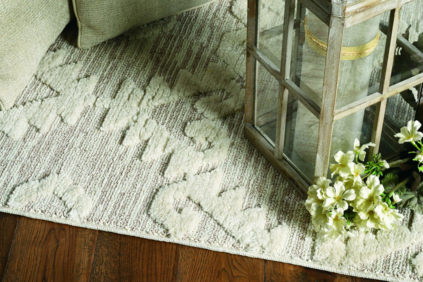 5inches x 8inches Ivory or Beige Geometric Diamond Indoor Area Rug