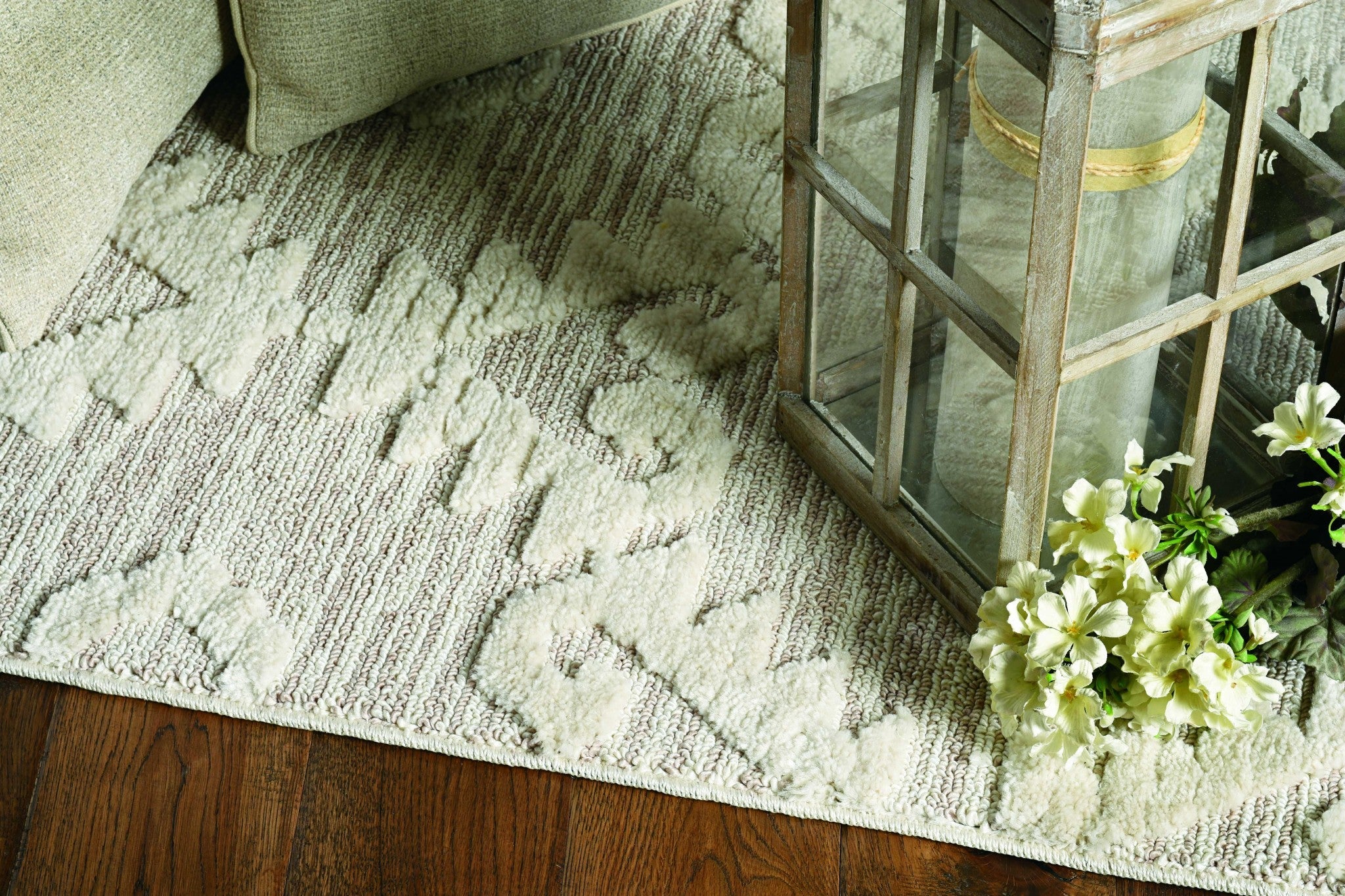 5inches x 8inches Ivory or Beige Geometric Diamond Indoor Area Rug
