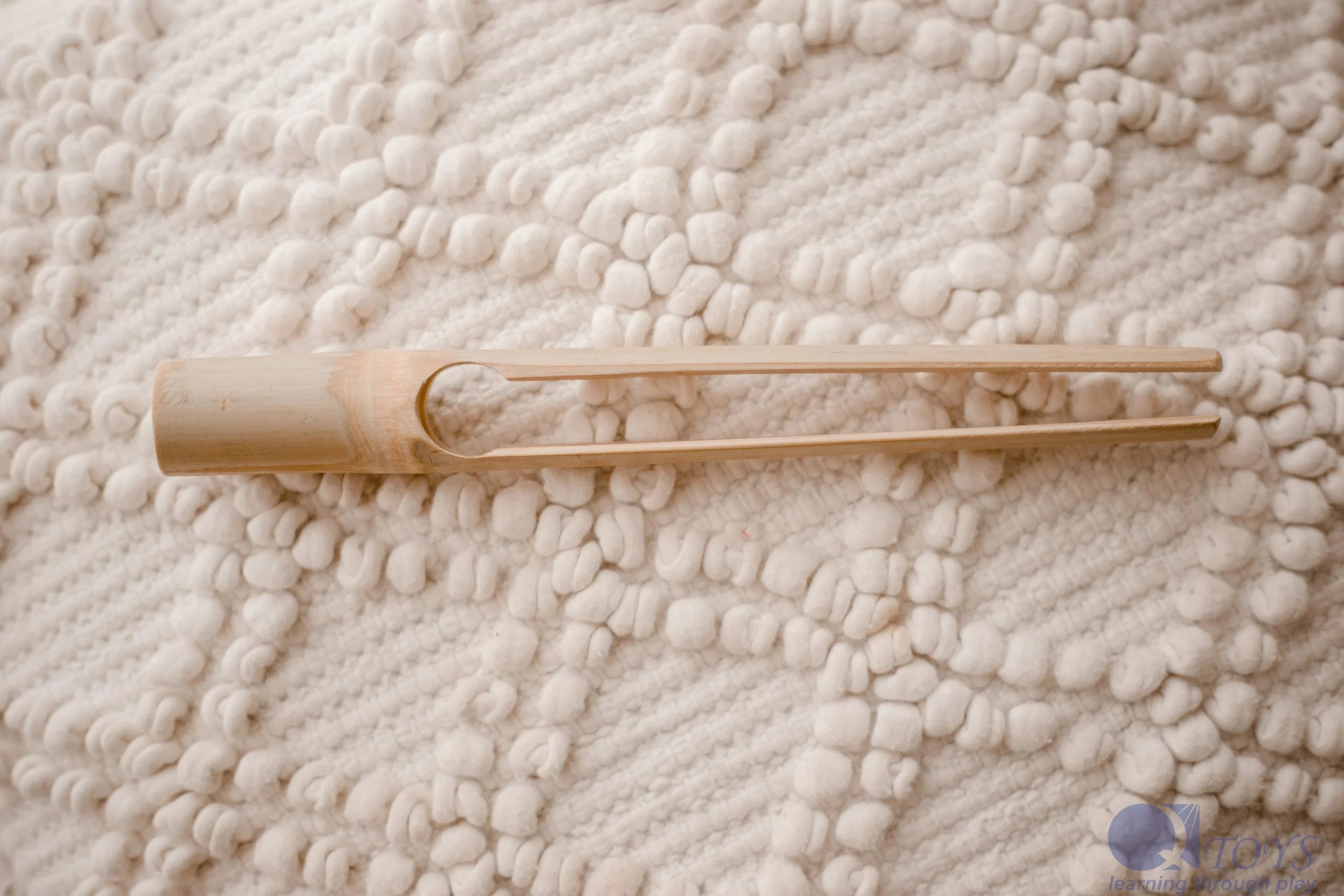 QToys Australia (USA) Bamboo Tongs